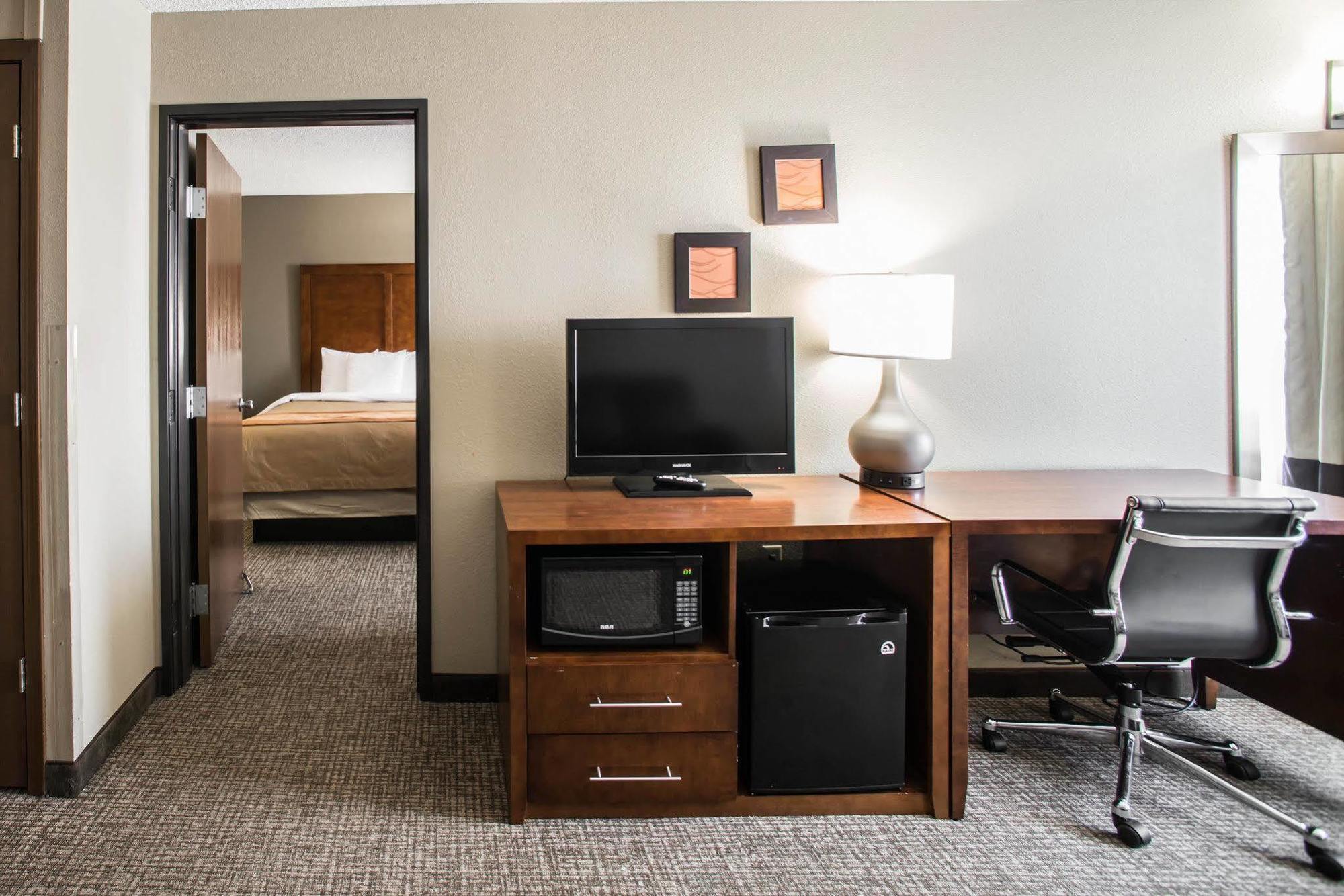 Comfort Inn & Suites St Louis-Hazelwood Extérieur photo