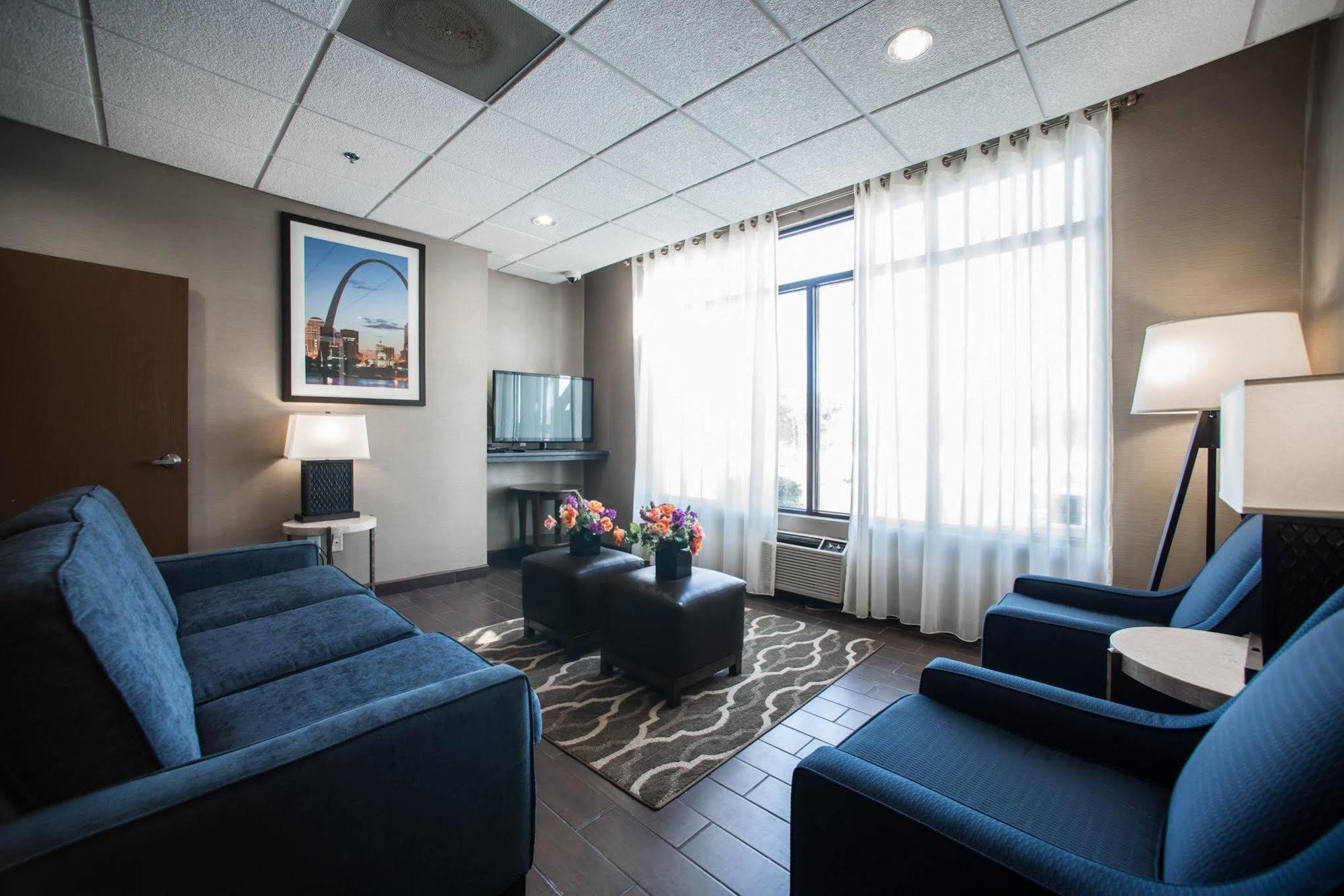 Comfort Inn & Suites St Louis-Hazelwood Extérieur photo