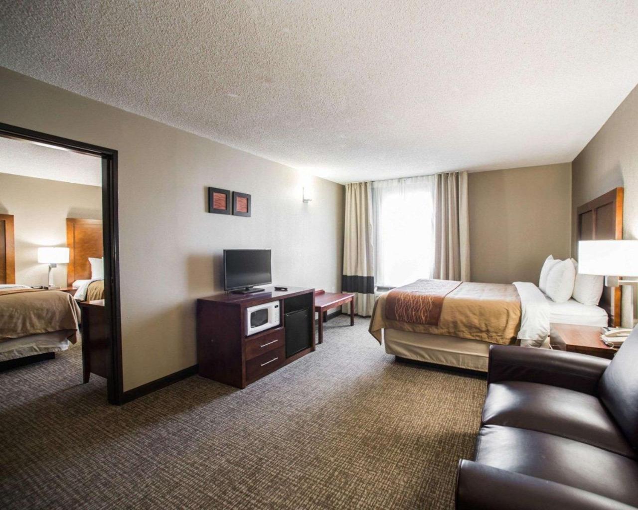 Comfort Inn & Suites St Louis-Hazelwood Extérieur photo